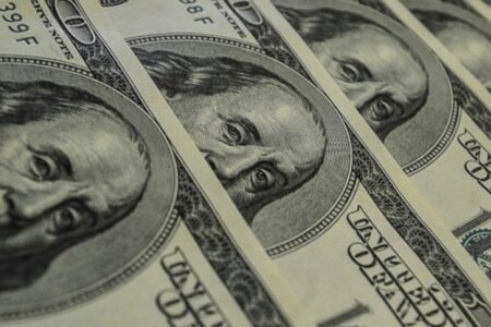 Dólar dispara e se aproxima dos R$ 5,90 nesta segunda-feira (7)