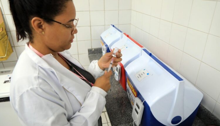 Profissional da saúde prepara material em unidade de atendimento