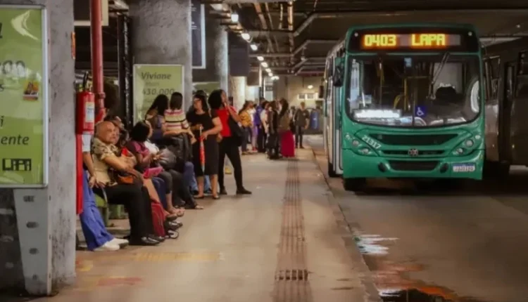 Movimentação de passageiros na Estação da Lapa em Salvador