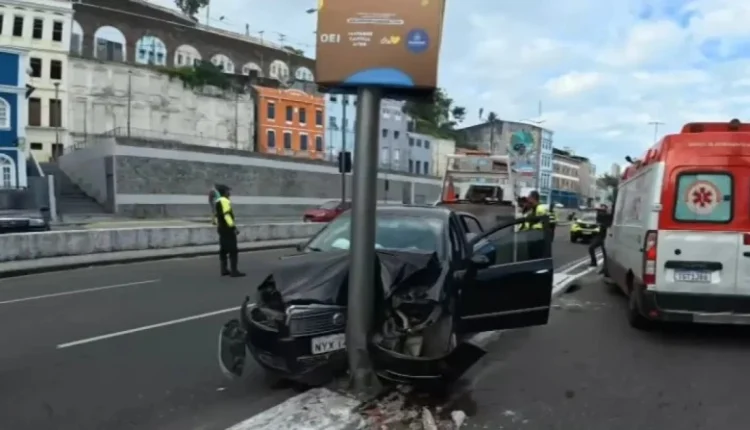 Carro bate em poste na Avenida Contorno e dois homens recebem atendimento