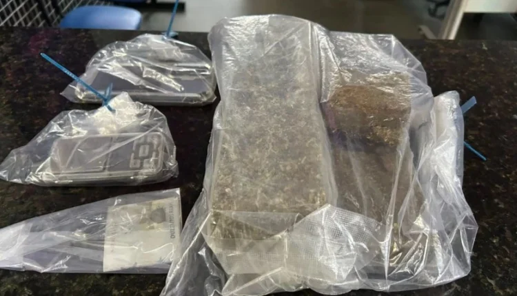PM apreende cerca de 3 kg de maconha e prende homem em Itamaraju