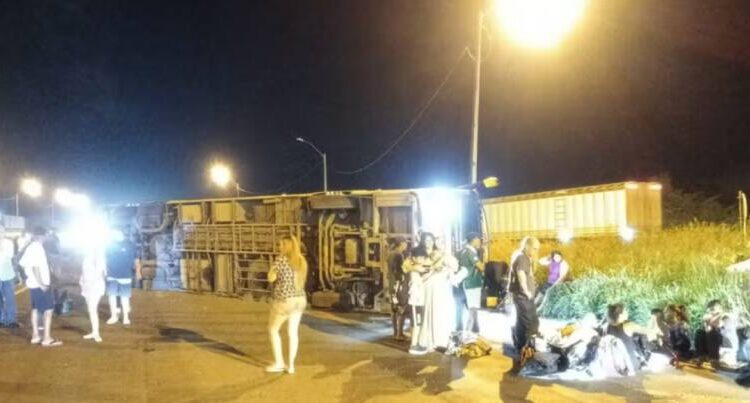 Ônibus tombado na BR-116, em Santo Estevão (BA)