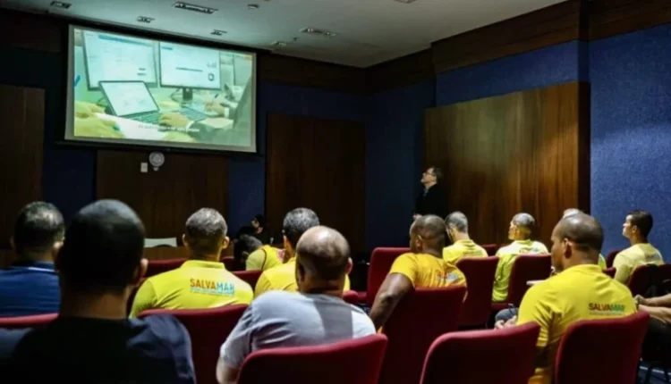 Guarda-vidas da Salvamar durante treinamento do novo sistema de gestão nas praias de Salvador