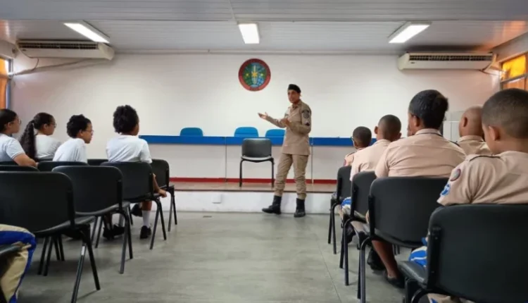 Peça sobre bullying mobiliza alunos do CPM Dendezeiros em Salvador
