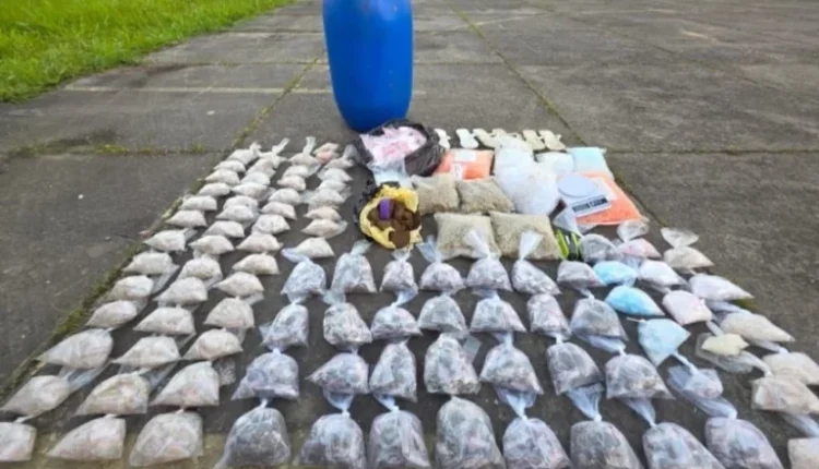PM apreende drogas, carregadores e munições durante ação em Valéria