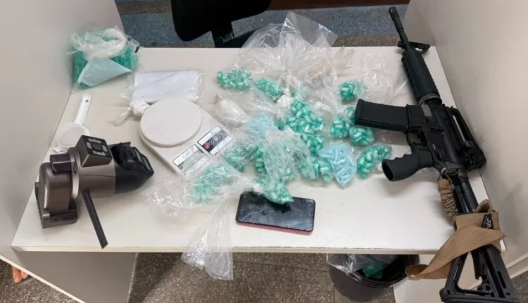 Homem é detido com fuzil e mais de 500 porções de cocaína em Salvador