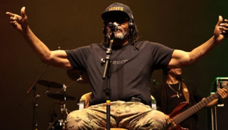 Edson Gomes é internado em Feira de Santana após show em Salvador