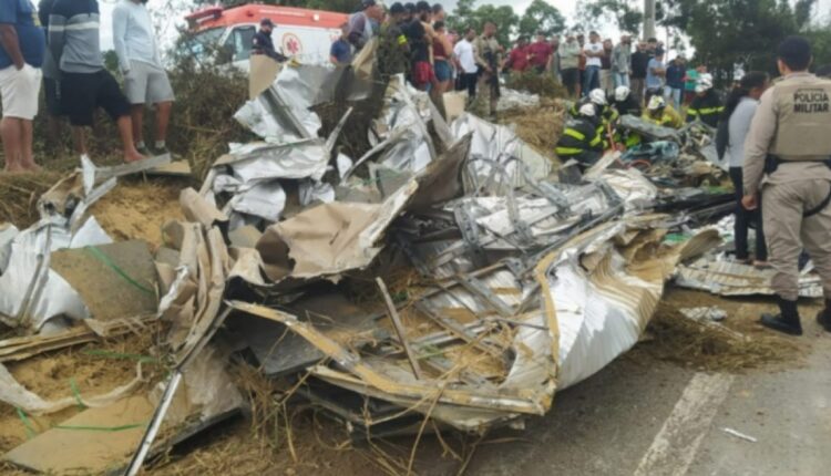 Acidente entre caminhão, carro e moto deixa três mortos na BA-250