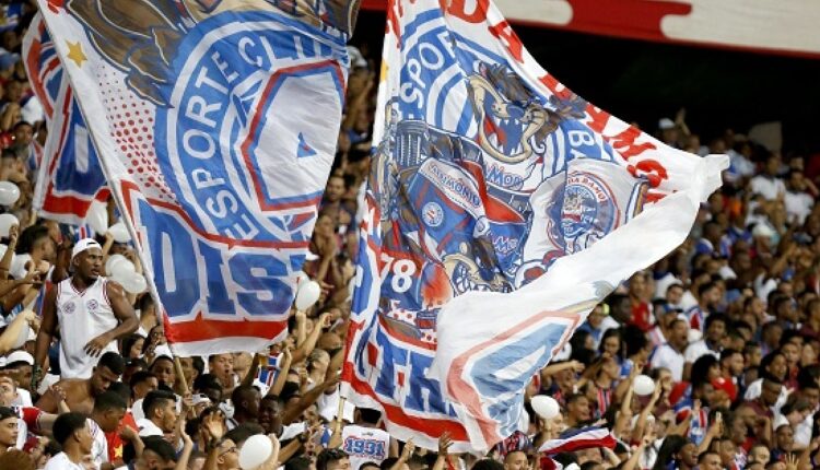 Torcedores em estádio de futebol