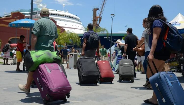 Turistas em ponto turístico brasileiro
