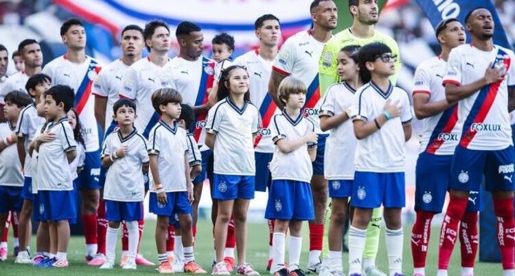 Elenco do Bahia perfilado antes de partida