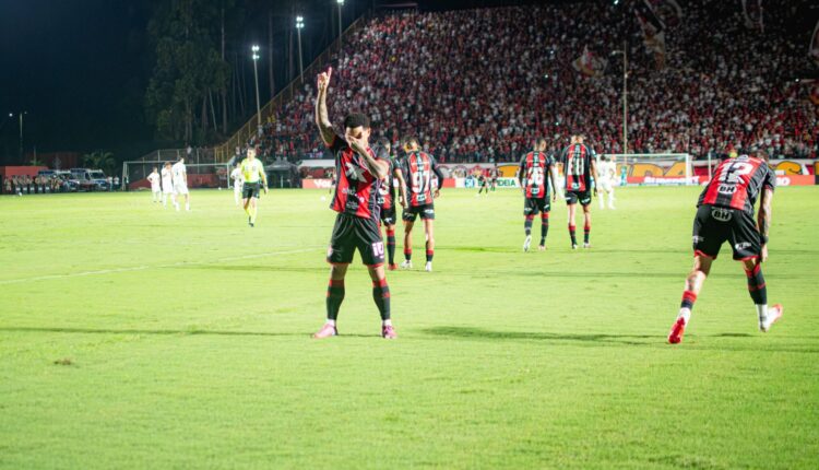 Jogador do Vitória comemorando no Barradão