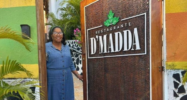 Dona Madá, mãe de Carlinhos Brown, completa 80 anos no Candeal