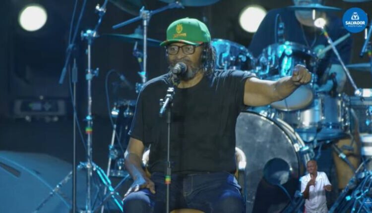 O cantor Edson Gomes em show