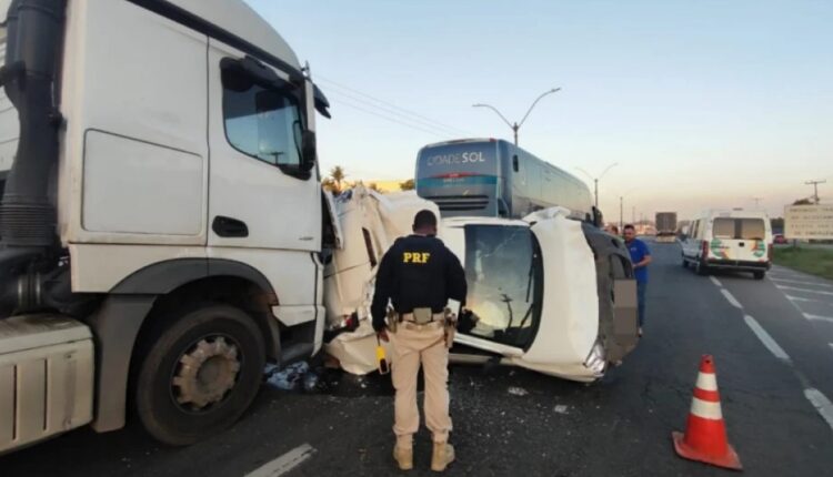 engavetamento com bitrem destroi carros e congestiona a br 324