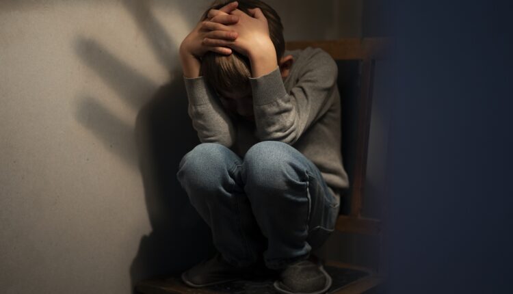 Exercício de respiração melhora conexão social de jovens com traumas