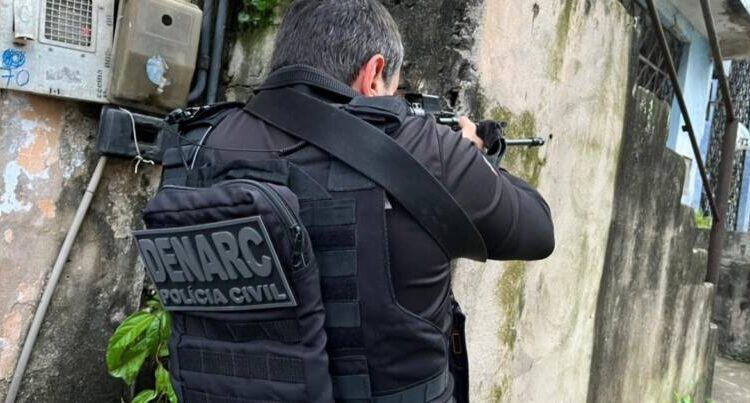 Agente do Denarc em diligencia no Suburbio Ferroviario