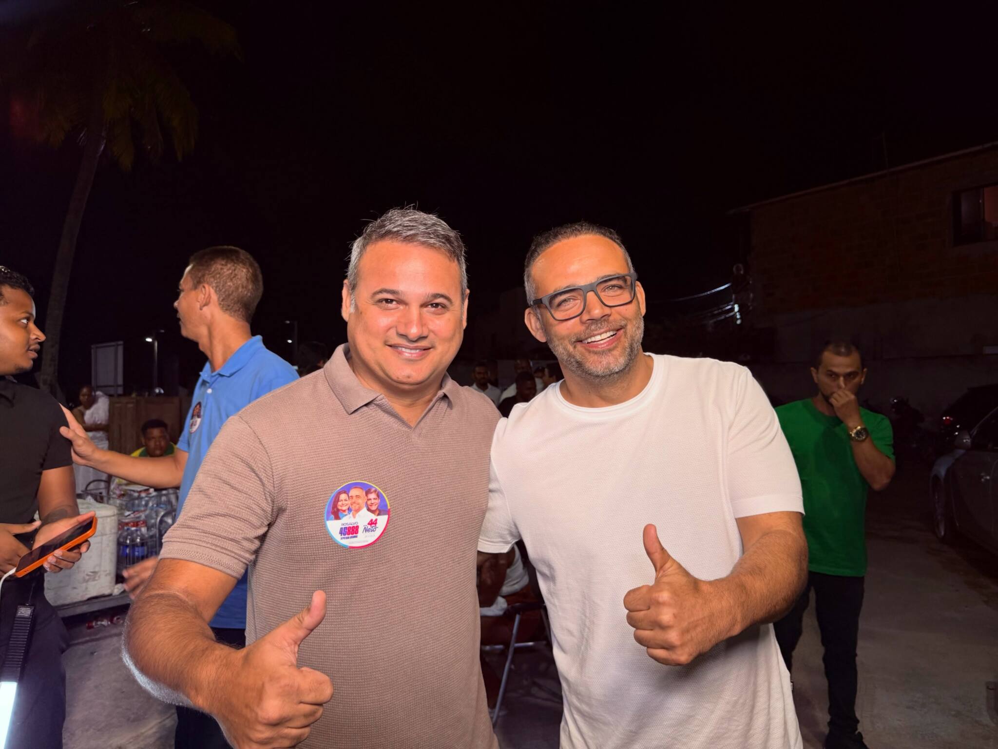 Vice-prefeito Matheus Reis e o vereador Adriano Almeida durante o Golzinho de Favela em Quingoma