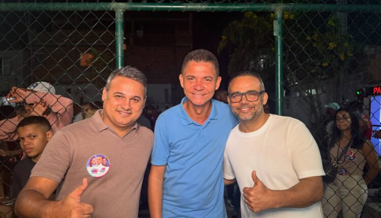 Adriano Almeida com amigos e lideranças locais na 3ª edição do Golzinho de Favela