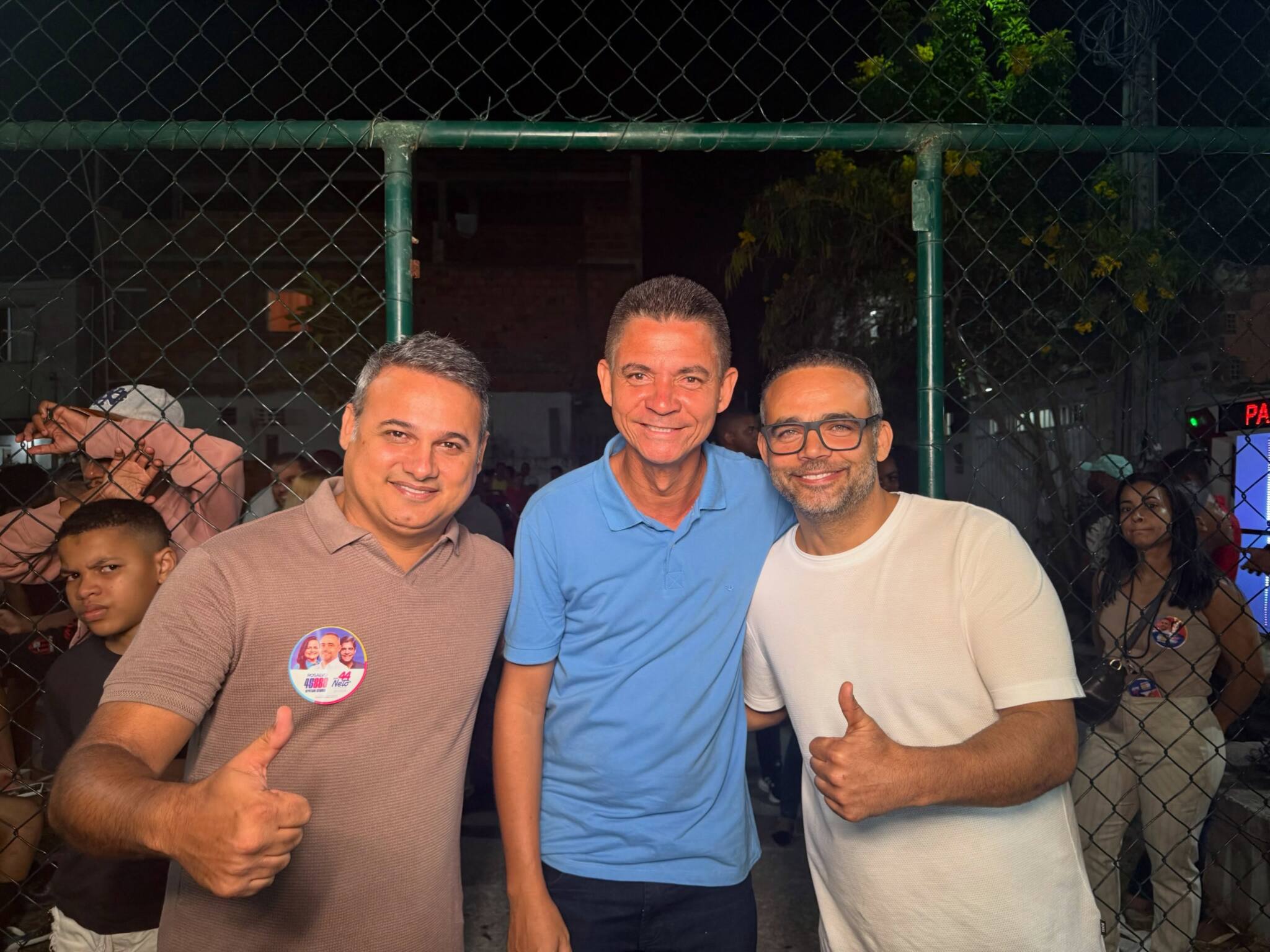Adriano Almeida com amigos e lideranças locais na 3ª edição do Golzinho de Favela