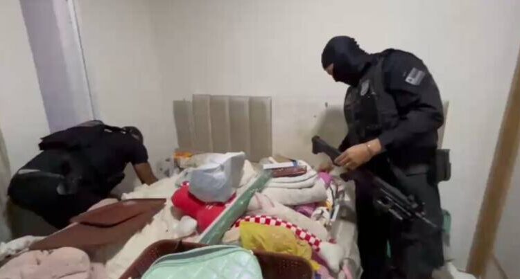 Agentes durante busca da Operacao Exarmatio