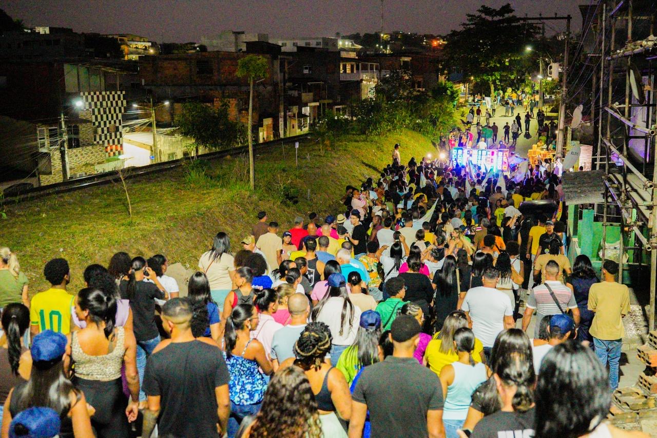 Moradores acompanham a caminhada do candidato pela Rua Wanderley de Araújo Pinho, em Candeias