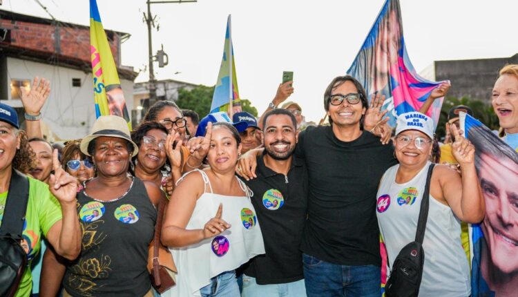 Dr. Pitágoras ao lado de apoiadores durante o adesivaço na Rua Wanderley de Araújo Pinho, em Candeias