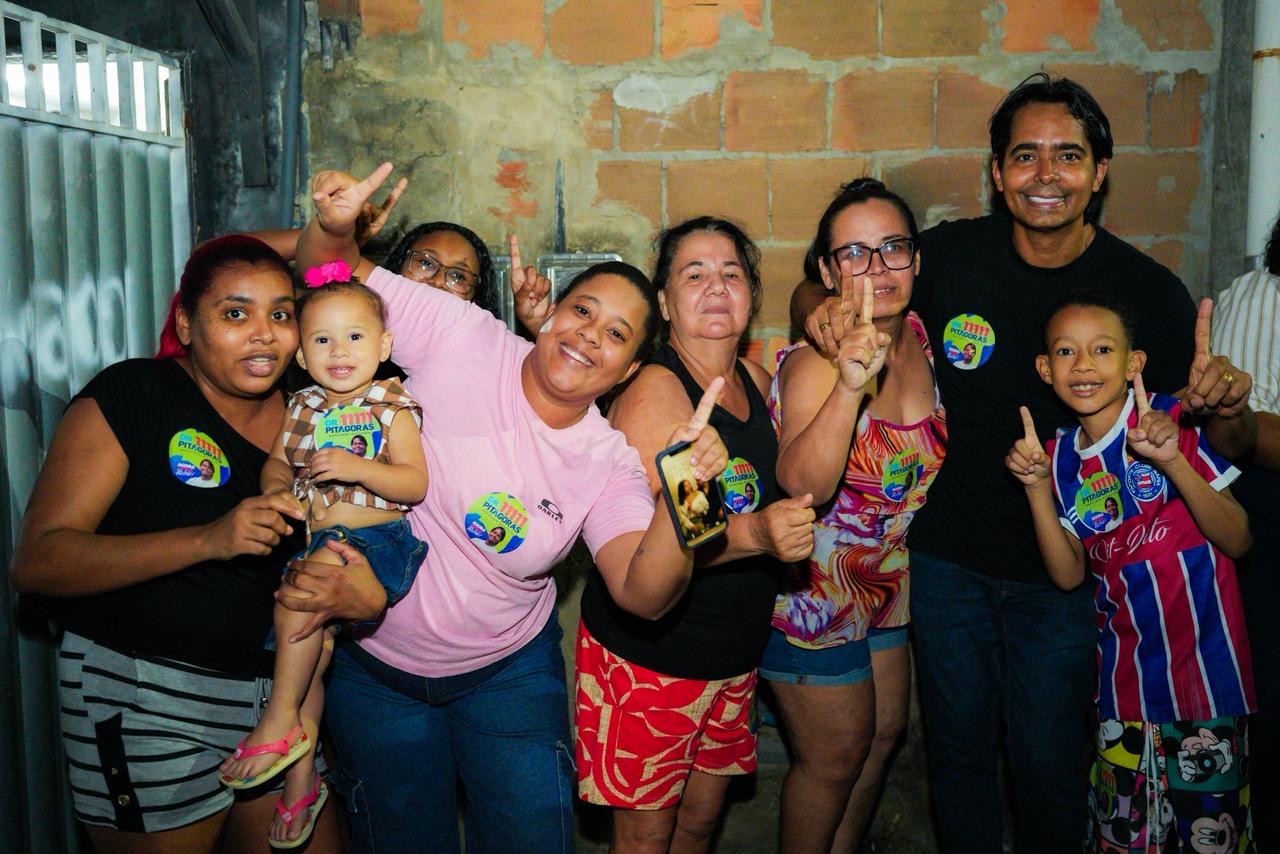 Moradoras recebem o candidato a deputado estadual Dr. Pitágoras durante o adesivaço
