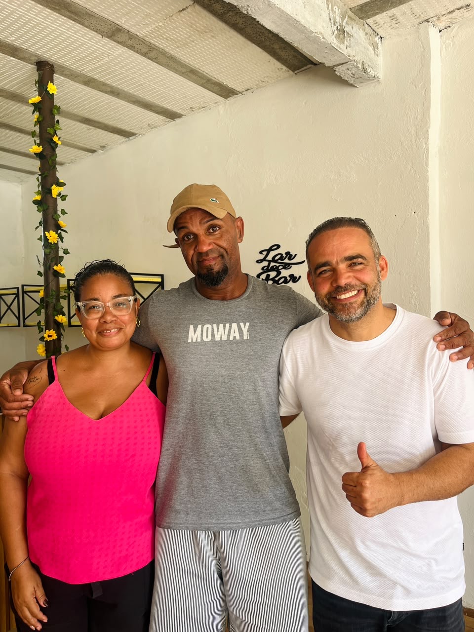 Rosalvo ao lado de moradores de Lauro de Freitas