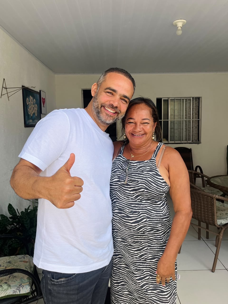 Rosalvo em encontro com moradora de Lauro de Freitas