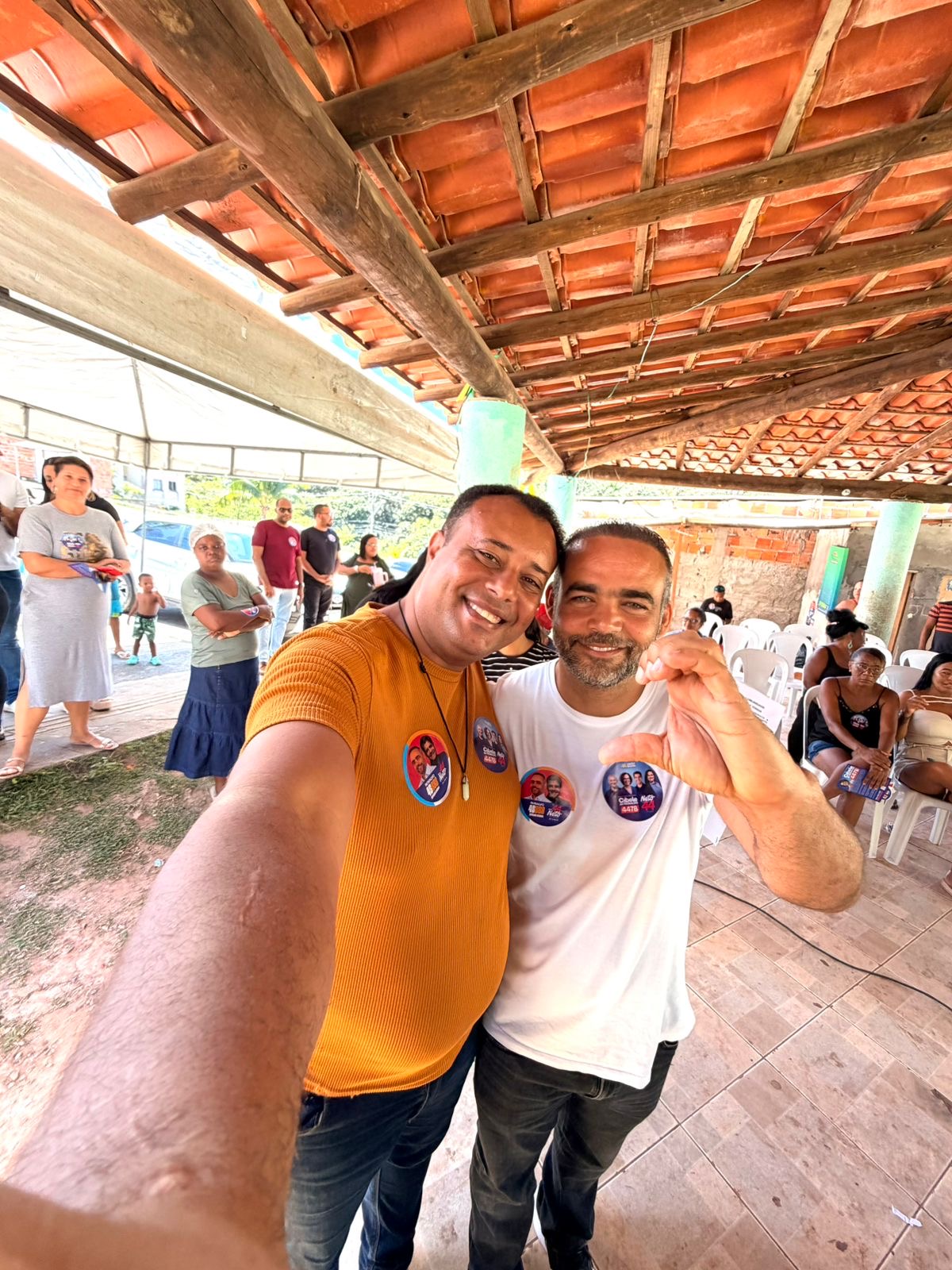 Rosalvo ao lado de liderança comunitária durante a reunião no Brisas, em Itinga