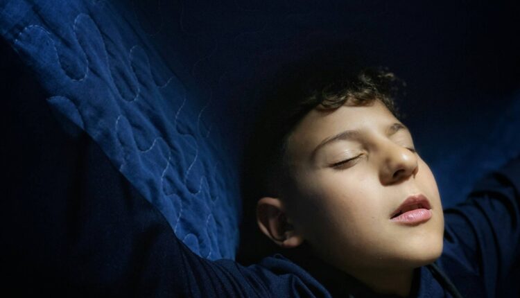 Sono aparece à frente da tela no desempenho escolar de pré-adolescentes
