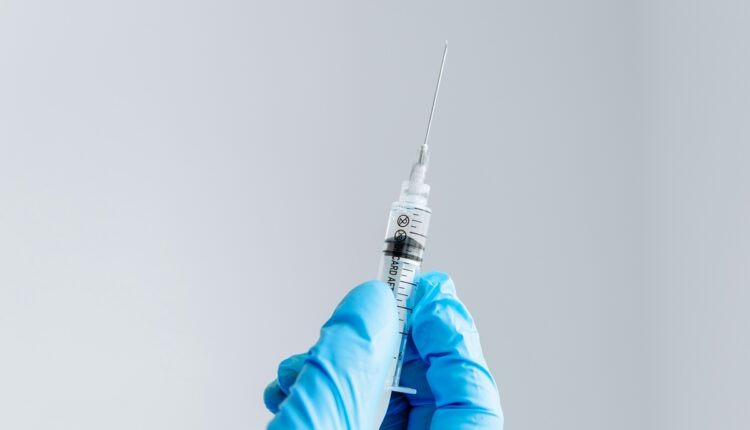 Vacina de mRNA reduz volta do melanoma em estudo de fase 3