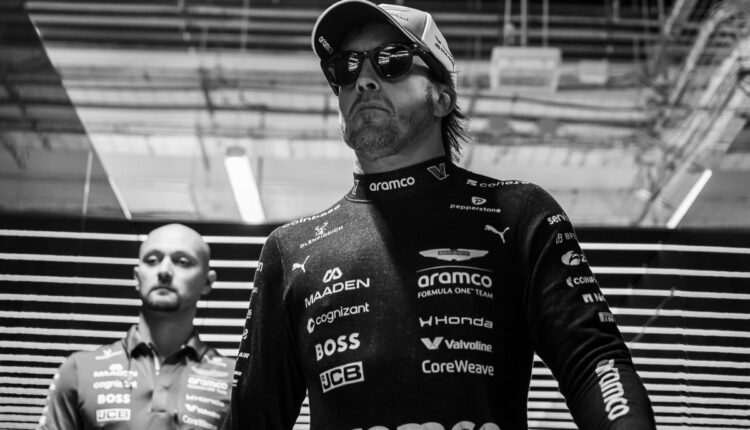 Fernando Alonso com macacão da Aston Martin no box