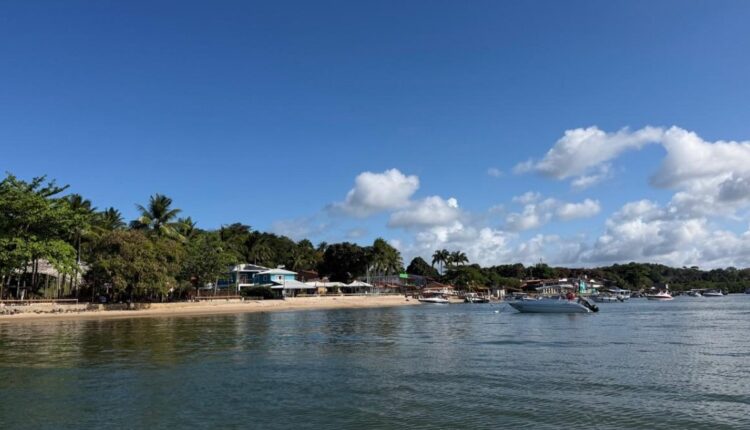 Praia e embarcações na ilha de Boipeba