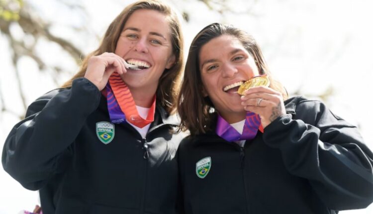 Atletas brasileiras mordem medalhas de ouro