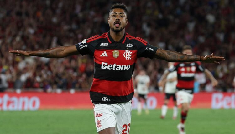 Jogadores em campo durante partida de futebol