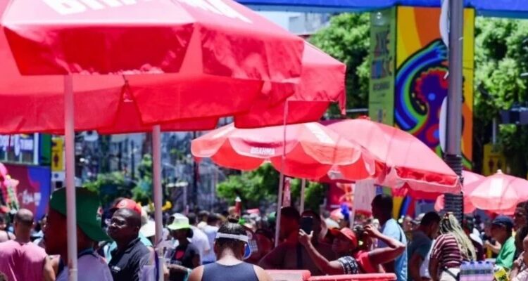 Ambulante trabalhando em festa de rua em Salvador