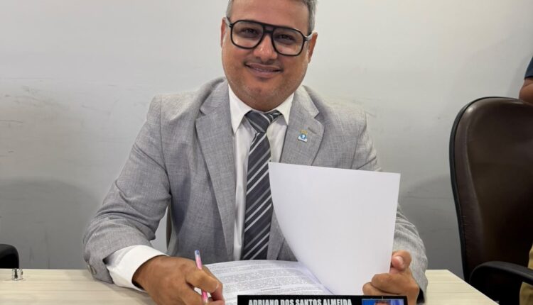 O vereador Adriano Almeida na Câmara Municipal de Lauro de Freitas