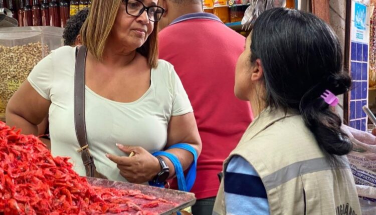 Fiscal da Vigilância Sanitária conversa com comerciante em feira de Salvador