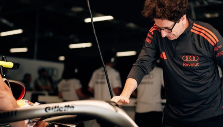Mattia Binotto, chefe da Audi na Fórmula 1, no box da equipe