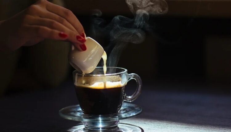 Café sendo coado em uma xícara de vidro