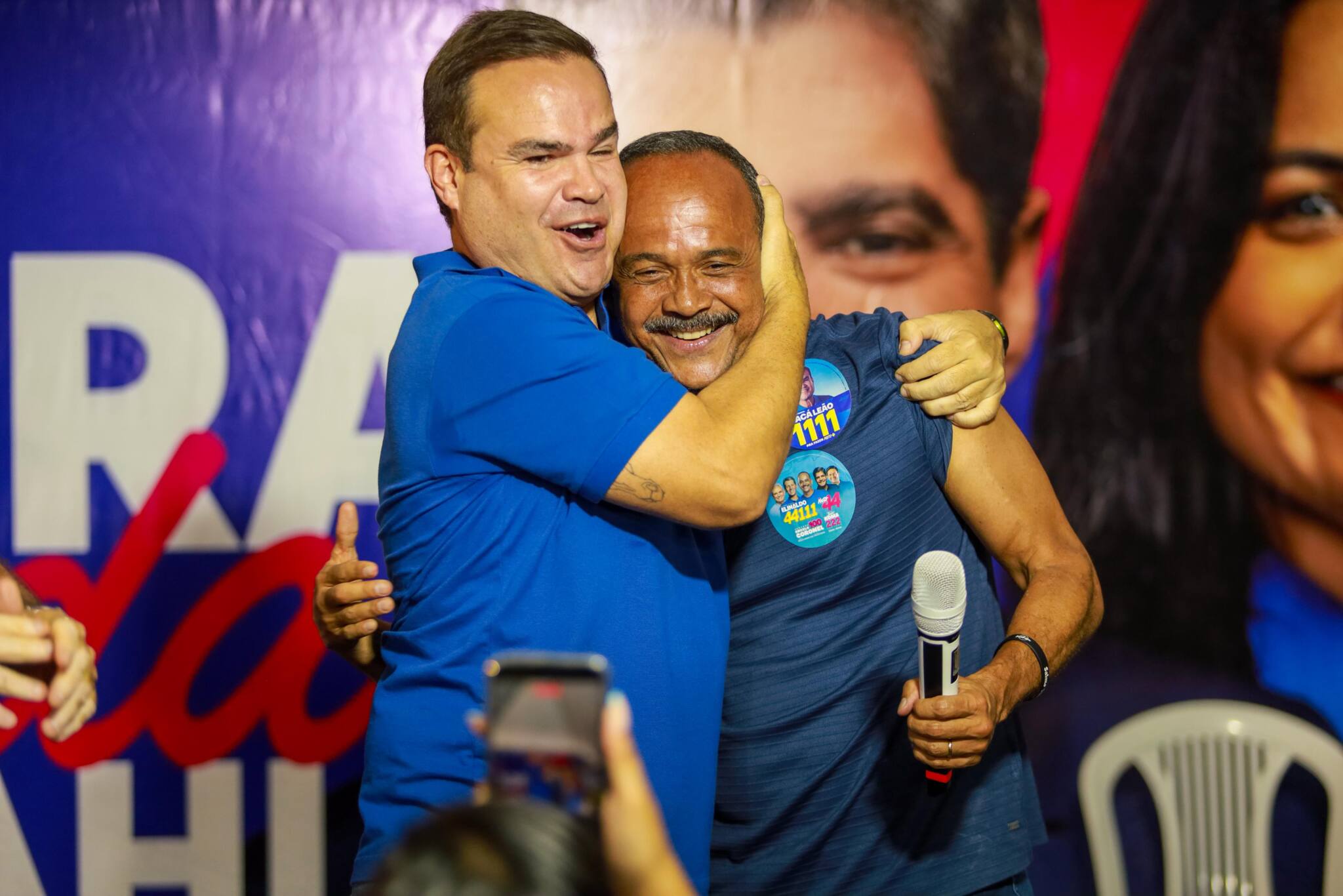 Cacá Leão abraça o vereador Coca Branco durante a reunião de lideranças em Itinga