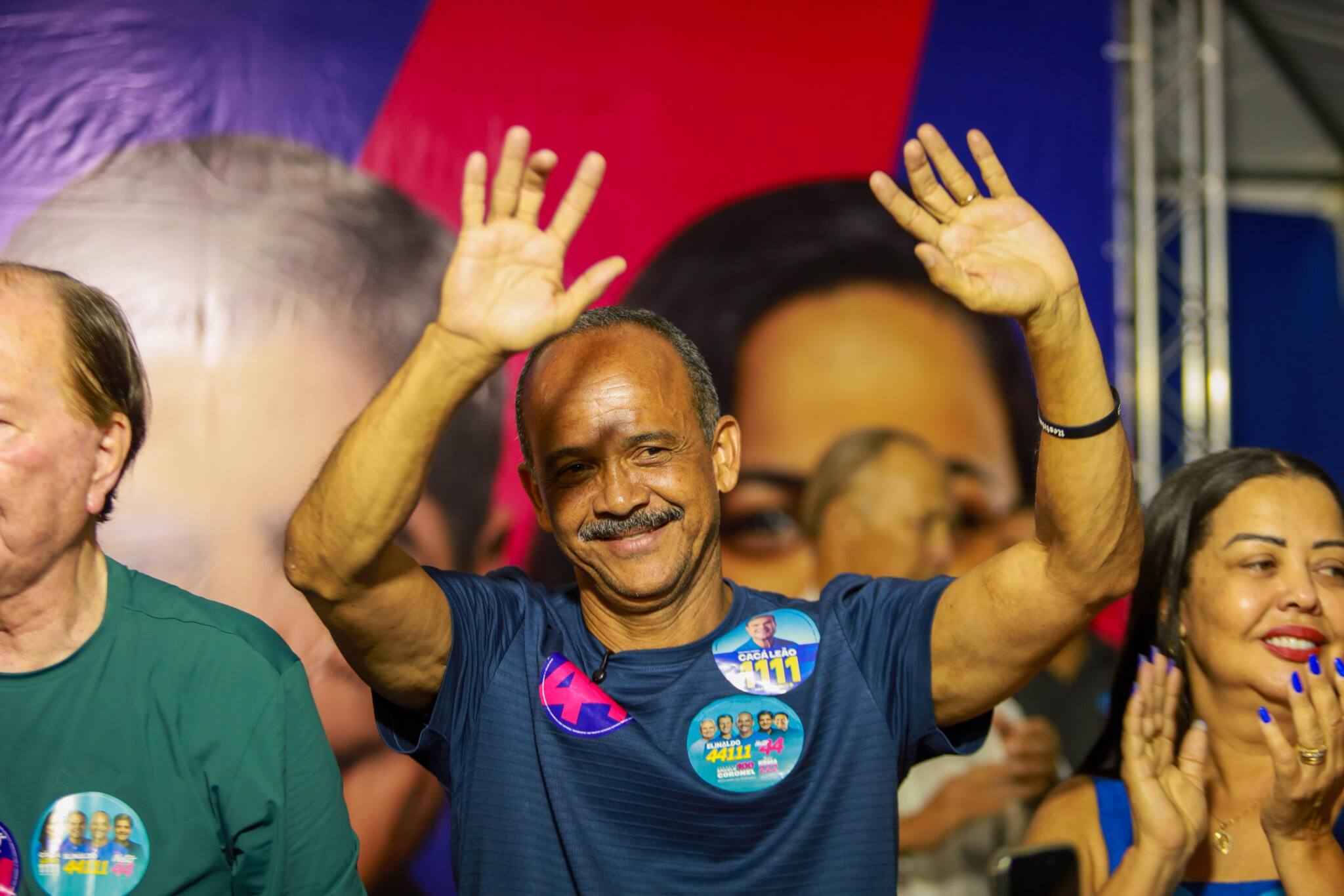 O vereador Coca Branco acena para os apoiadores no encontro em Itinga