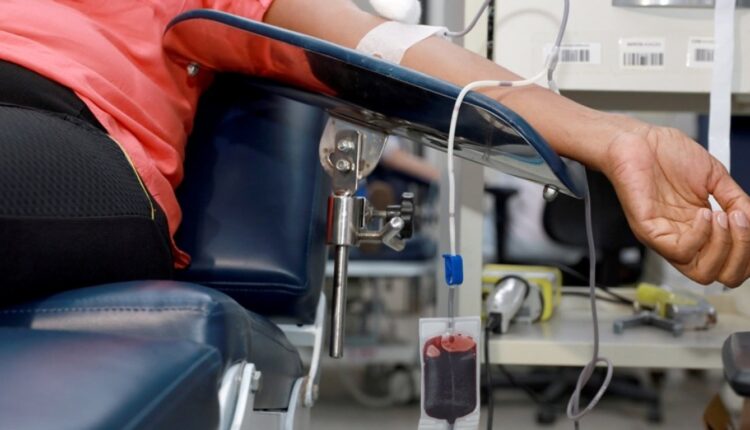 Pessoa doando sangue em hemocentro