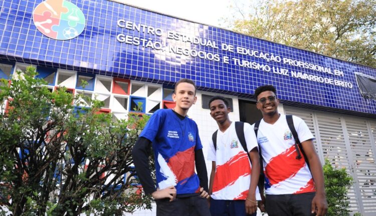 Estudantes na entrada do CEEP em Gestão, Negócios e Turismo, na Lapinha