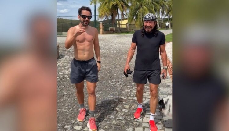 Everton Ribeiro e Bell Marques caminhando juntos em fazenda