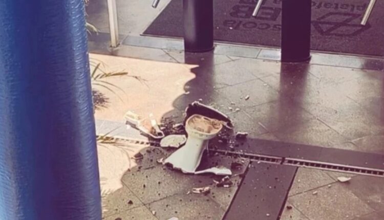 Vaso sanitário quebrado na portaria do colégio