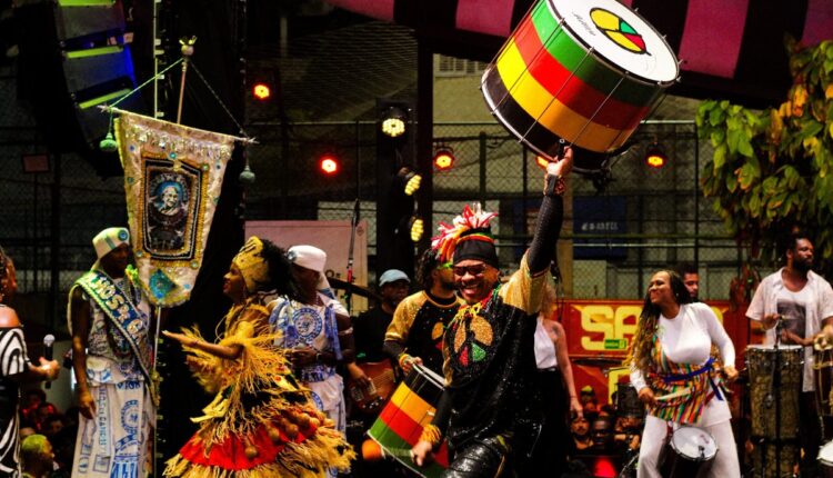 Integrantes de bloco afro tocando em apresentação