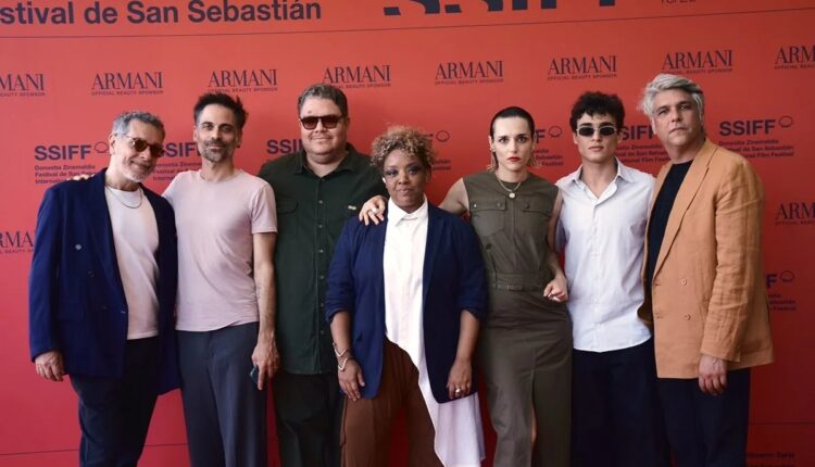 Equipe de filme brasileiro no tapete do Festival de San Sebastián